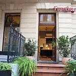 Blooms Inn - City Center Poznan By Friendly Apartments